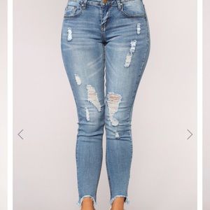 Fashion Nova Distressed Jeans, size 5